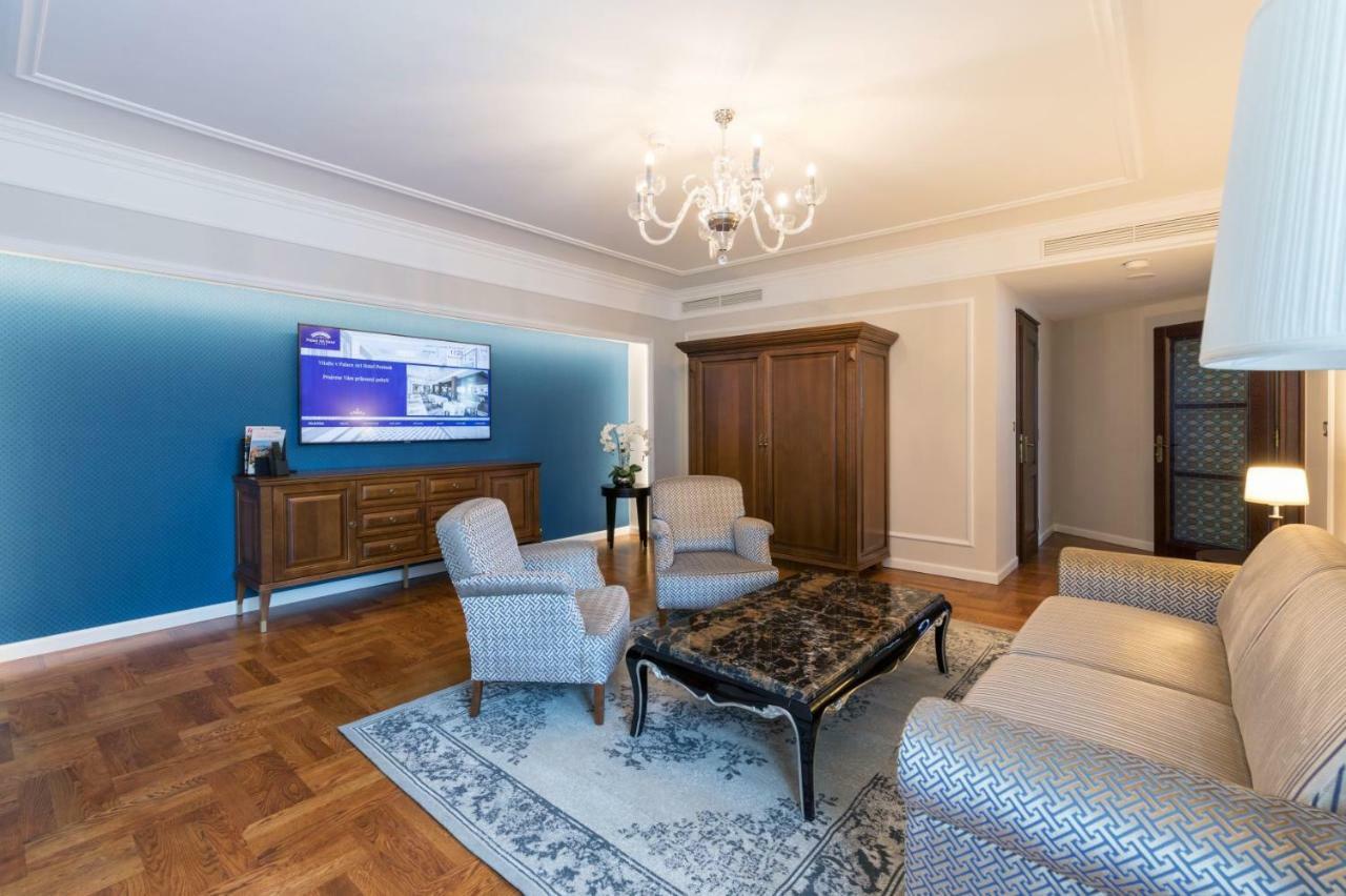 Palace Art Hotel Пежинок Екстериор снимка