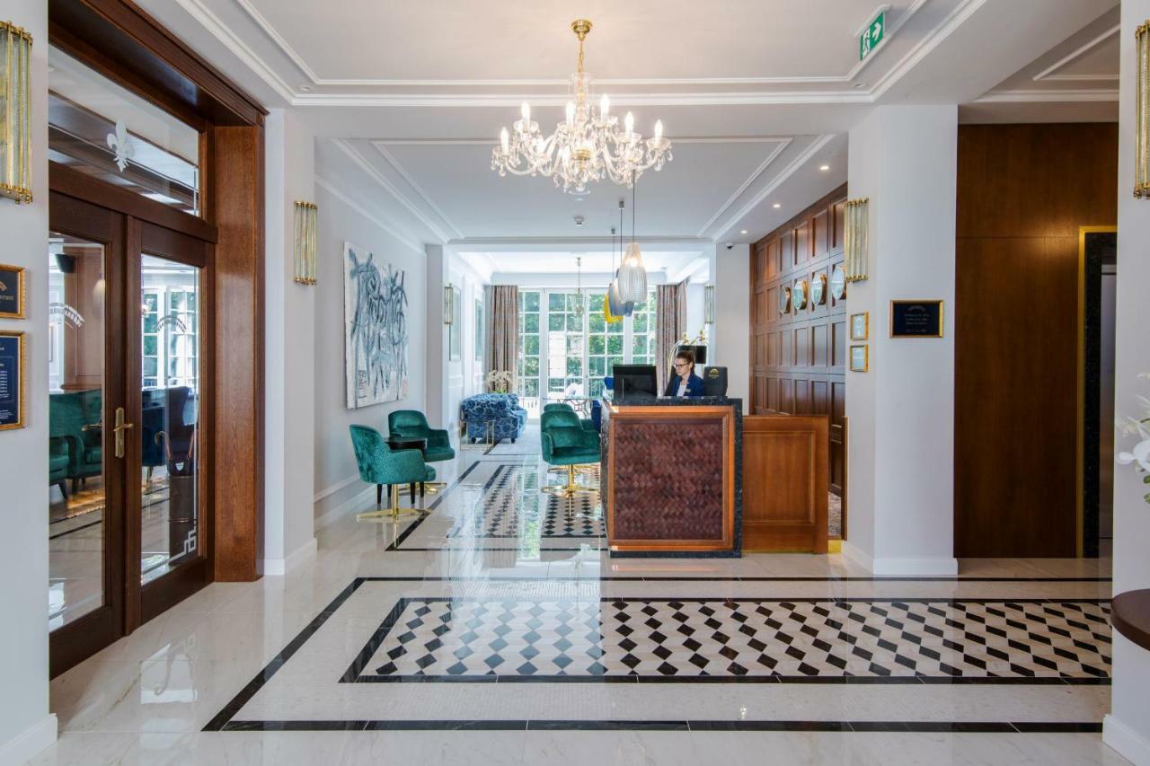 Palace Art Hotel Пежинок Екстериор снимка