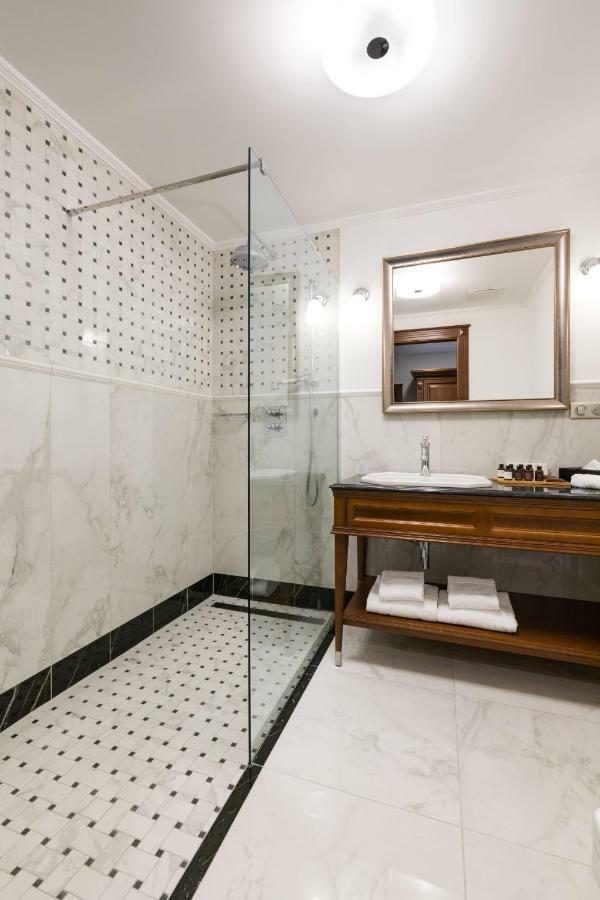 Palace Art Hotel Пежинок Екстериор снимка