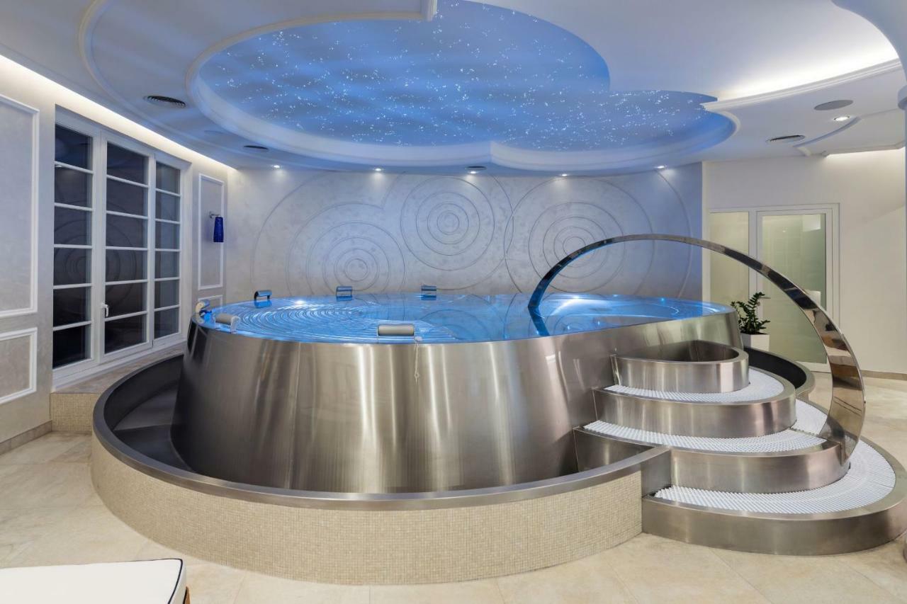 Palace Art Hotel Пежинок Екстериор снимка